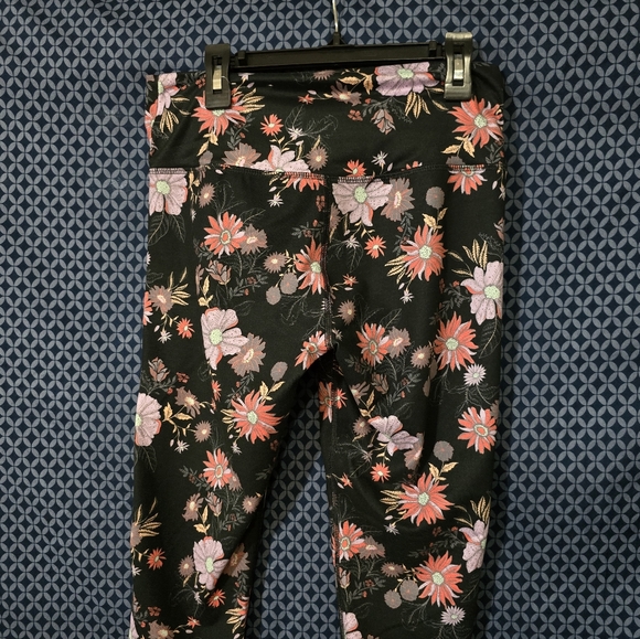 SO - Women's Black Athletic Leggings With Lavender Floral Details. Size - M - Picture 7 of 9